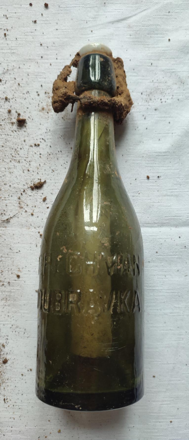 Nalezení časové schránky pod lípou u kaple sv. Jana Nepomuckého v Horní Kamenici - lahev očištěná po nálezu Nalezení časové schránky pod lípou u kaple sv. Jana Nepomuckého v Horní Kamenici - lahev očištěná po nálezu